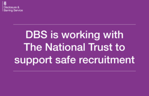 Фиолетовое изображение, которое гласит: DBS работает с Национальным фондом для поддержки безопасного найма.