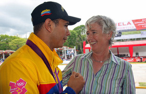 Embajadora Catherine Nettleton con el campeón olímpico Rubén Limardo