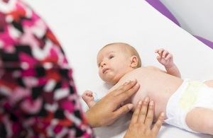 Доктор проверяет грудную клетку ребенка