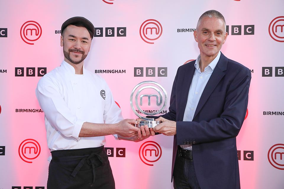 Победителю BBC MasterChief Дэну Ли вручает трофей генеральный директор BBC Тим Дэви.