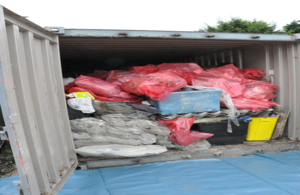 Отходы асбеста складируются в арендованных контейнерах для хранения.