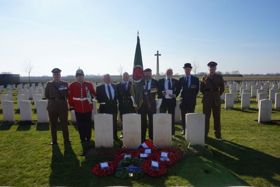 Les tombes du 2 lieutenant Sam Hughes et du CSM David Jones DCM sont reconsacrées dans le nord de la France.