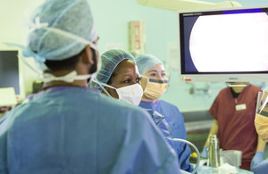 Хирург замочной скважины смотрит на экран