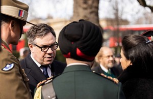 Министр обороны Джереми Куин беседует с тремя другими лидерами Содружества на службе у Мемориальных ворот в Лондоне.  14 марта 2022 г.