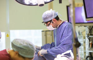 хирург, проводящий операцию
