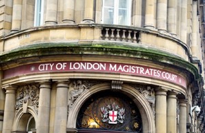 Изображение, показывающее внешний вид магистратского суда лондонского Сити.