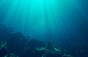 Синий подводный снимок океана со скалами