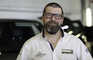 Стив Лис (менеджер программы Jaguar Land Rover по взаимодействию с вооруженными силами) на мероприятии Mission Motorsport National Transition.