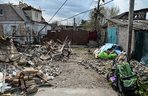 Щебень покрывает двор частного дома, пострадавшего в результате российского вторжения в Гостомеле, Киевская область, север Украины.