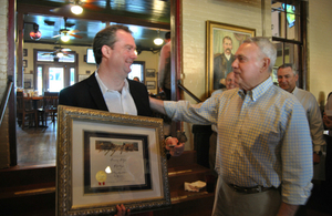 British Deputy Consul General receives key to the City of Austin