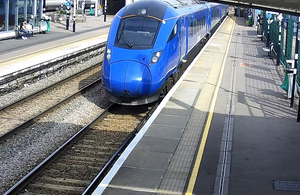 Изображение поезда с камеры наблюдения платформы, проходящего через станцию Питерборо (изображение предоставлено LNER)