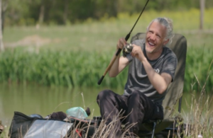 Джимми Буллард ловит рыбу на берегу реки