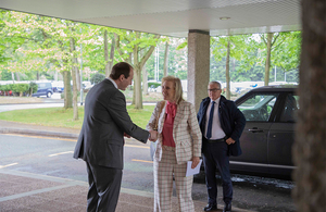 Ян Чепмен, генеральный директор UKAEA, приветствует Ее Королевское Высочество принцессу Бельгии Астрид в Научном центре Калхэма