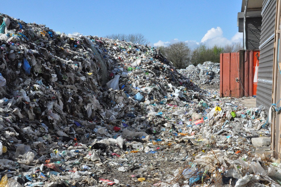 Незаконно сброшенные отходы в Лонг-Беннингтоне в Линкольншире.
