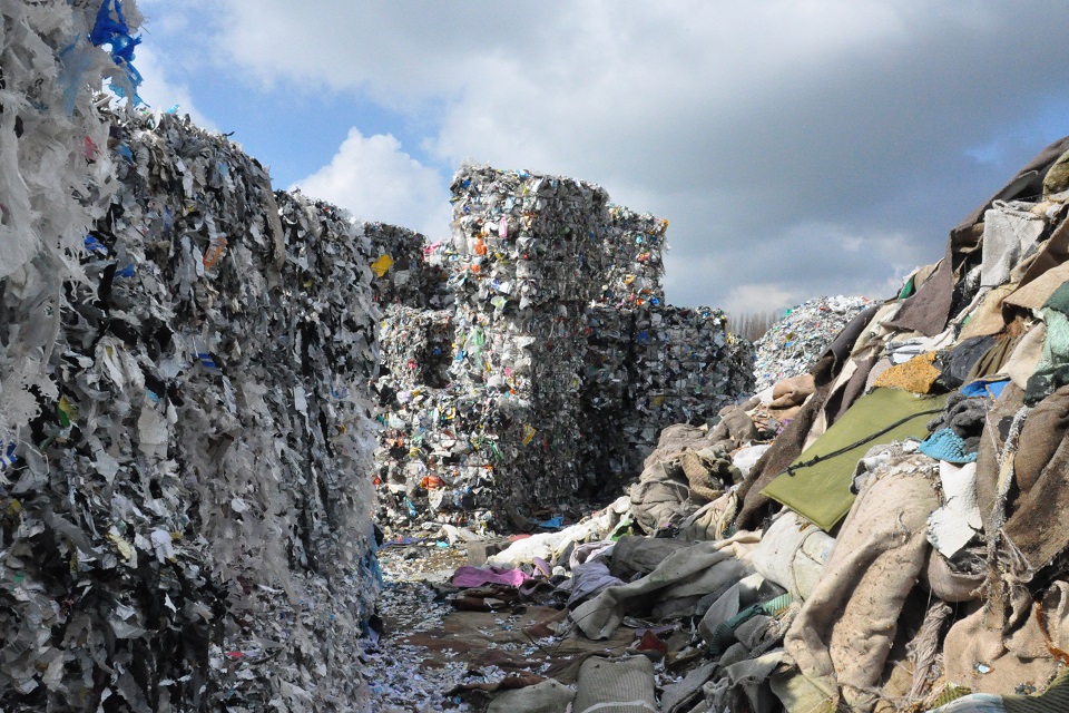 Незаконно сброшенные отходы в Лонг-Беннингтоне в Линкольншире.