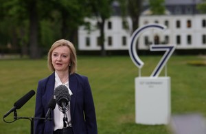 Министр иностранных дел Лиз Трасс выступает перед СМИ во время встречи министров иностранных дел G7 в Киле, Германия.