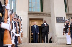 Бен Уоллес и Ллойд Остин на ступенях Министерства обороны в Вашингтоне в окружении почетного караула.