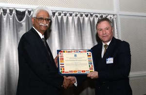 Товарищ Dstl Бхараткумар («Бхарат») Патель получает награду НАТО