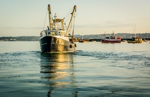 Оффшорное рыболовное судно лицом к морю во время заката