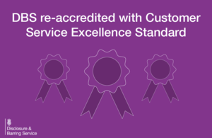 Графика, которая гласит: DBS повторно аккредитована в соответствии со стандартом качества обслуживания клиентов.