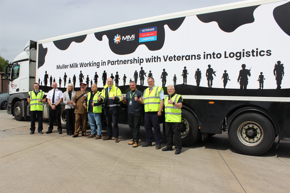 Лео Дочерти посещает благотворительную организацию Veterans into Logistics