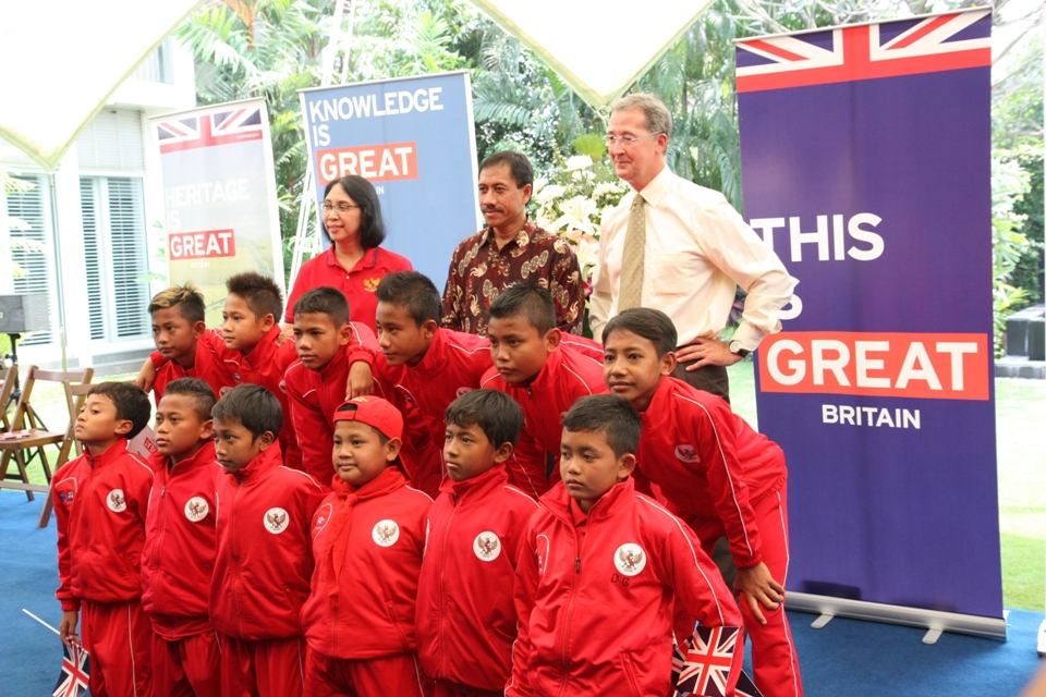 British Ambassador Mark Canning with DNC Team, Parmaningsih Hadinegoro, and Djoko Pekik