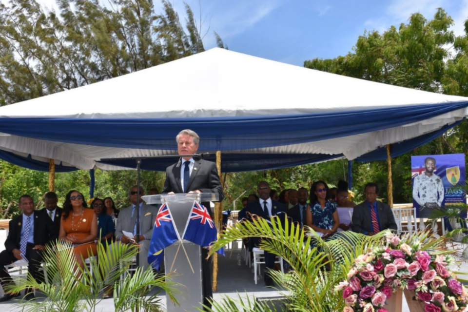 Его Превосходительство губернатор Найджел Дакин CMG выступает с речью