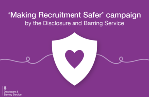 Фиолетовое изображение, на котором изображен белый щит с фиолетовым сердцем в центре. Текст гласит: Кампания «Сделаем вербовку безопаснее» Службы раскрытия информации и запрета.
