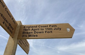 Знак, указывающий путь по прибрежной тропе Англии в Сомерсете.