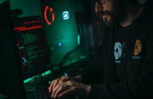 Темное изображение человека на экране компьютера