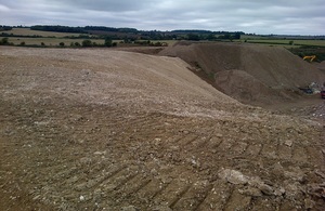 Почва покрывает незаконные отходы на свалке в Хартфордшире