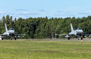 Два Тайфуна Королевских ВВС на взлетно-посадочной полосе в Швеции