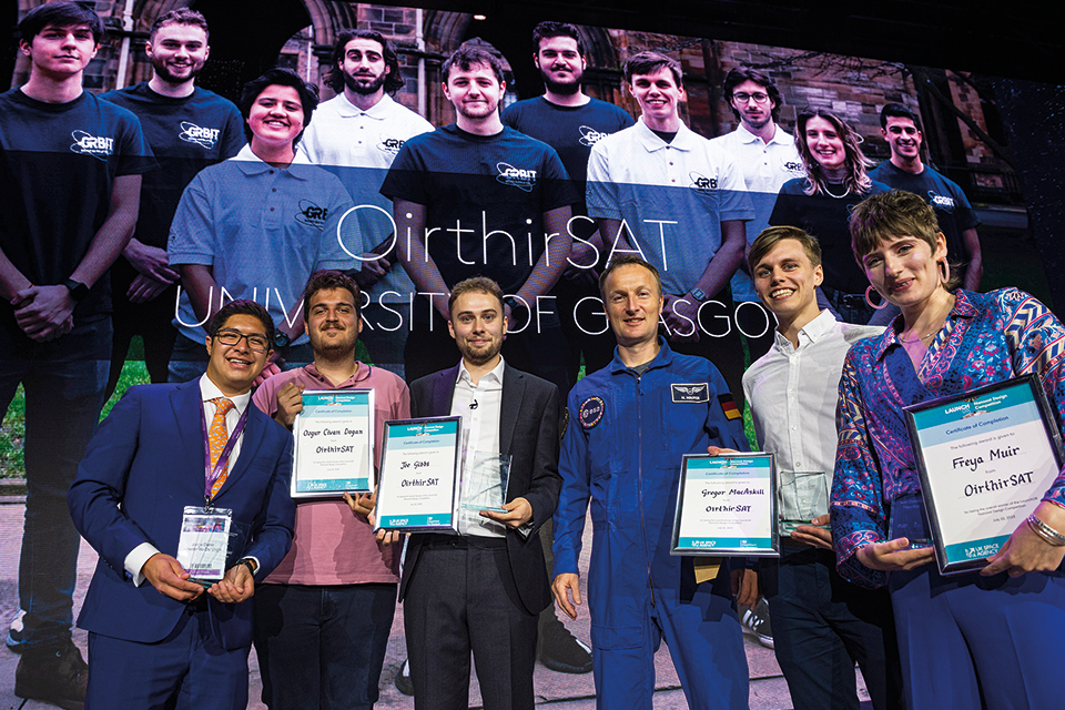 Члены команды OirthirSAT из Университета Глазго с астронавтом Европейского космического агентства Матиасом Маурером на Международном авиасалоне в Фарнборо.