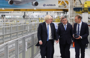 Премьер-министр, канцлер и госсекретарь Уэльса посещают Airbus в Бротоне.