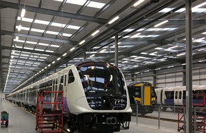 Поезд Crossrail строится в мастерской в ​​Восточном Лондоне.