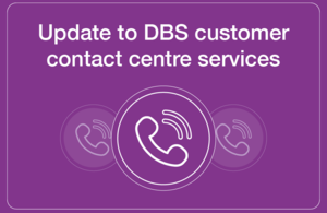 Декоративная графика с надписью: «Обновление службы контакт-центра DBS» со значком телефона на фиолетовом фоне.