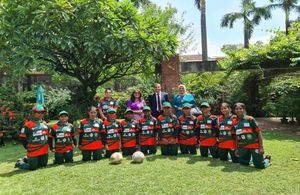 Высшая комиссия Великобритании в Дакке принимает команду Бангладеш для игры на чемпионате мира по уличному детскому футболу