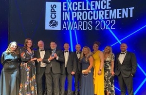 Команда-победитель получает награду CIPS Excellence in Procurement Awards.