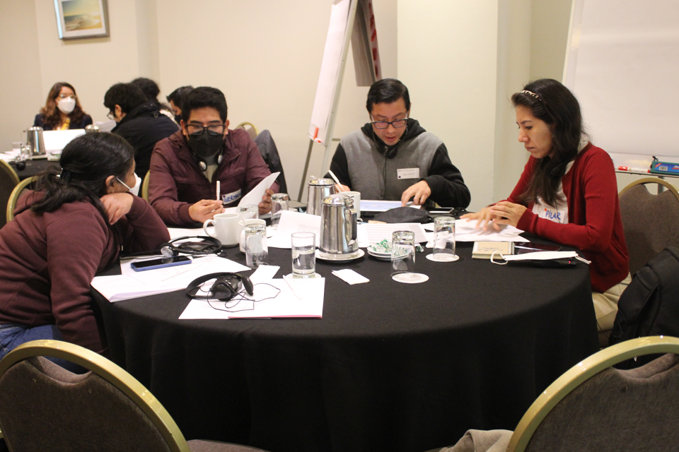 Participantes trabajando juntos.