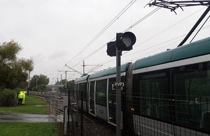 Трамвай показан на подъезде к точкам во время послеаварийной проверки