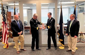 Национальный гидрограф Великобритании контр-адмирал Ретт Хэтчер вручает награду контр-адмиралу Бену Эвансу, национальному гидрографу США и директору OCS.