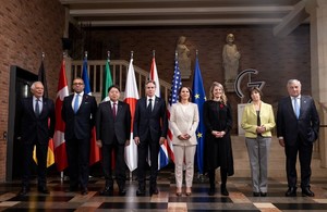 Министр иностранных дел Джеймс Клеверли стоит коллегам из G7 для семейного фото на встрече министров иностранных дел.