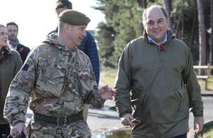 Государственный секретарь Великобритании по вопросам обороны Бен Уоллес во время посещения учений украинских военных в Великобритании
