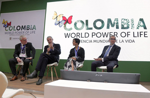 Министр лорд Зак Голдсмит со своими коллегами Сусанной Мухамад (Колумбия), Йохеном Фласбартом (Германия) и Эспеном Бартом Эйде (Норвегия) во время публичного мероприятия.