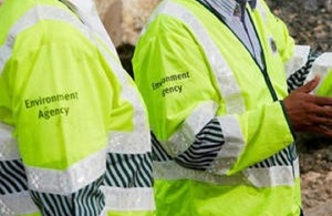 Два сотрудника Агентства по охране окружающей среды в светоотражающих куртках