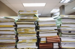 Стопки файлов, каждая из которых содержит стопки бумаги.