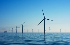 Ветряные мельницы ветряной электростанции базируются в море.