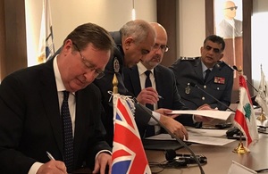 Подписание меморандума о взаимопонимании между Великобританией и ISF с послом Коуэллом