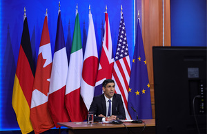 Премьер-министр Риши Сунак беседует с лидерами G7