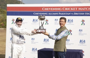 Каку?! Британская команда по крикету Верховной комиссии играет со стипендиатами выпускников Chevening в ознаменование возвращения мужской тестовой сборной Англии по крикету в Пакистан.